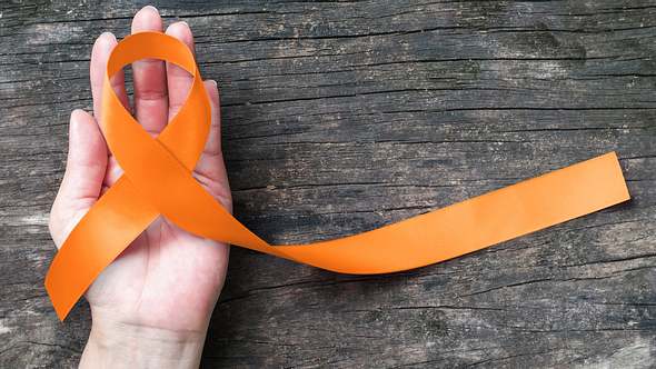 Orangenes Band als Symbol für Multiple Sklerose (MS) - Foto: iStock/Chinnapong