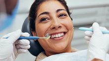 Eine Frau bei einer Zahnuntersuchung. - Foto: iStock / jacoblund