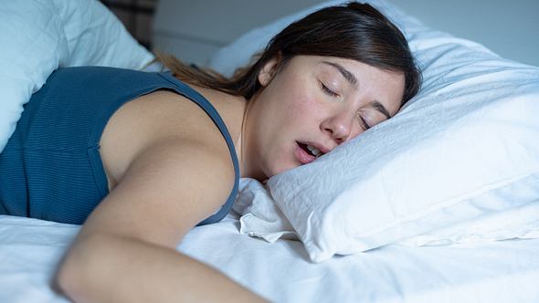 Frau schläft mit offenem Mund - Foto: iStock/tommaso79