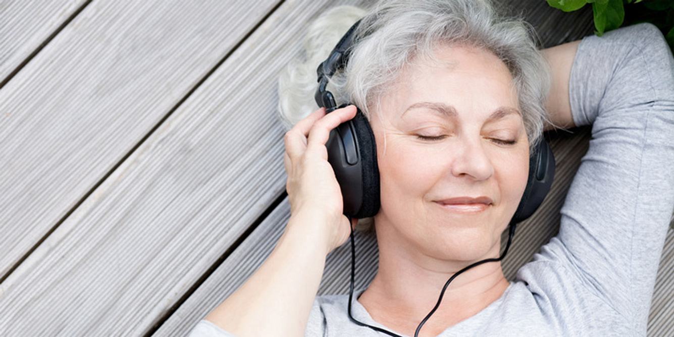 Frau genießt Musik