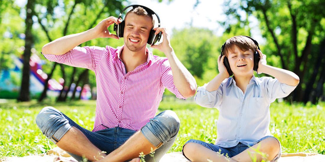 Vater und Sohn hören Musik