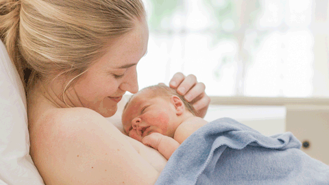 Mutter und Kind nach der Geburt - Foto: iStock/FatCamera