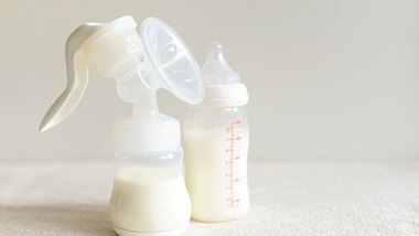 abgefüllte Muttermilch - Foto: istock/aliseenko