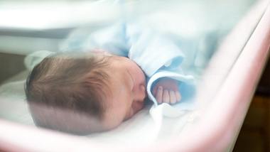 Baby liegt im Brutkasten - Foto: iStock/JaCZhou