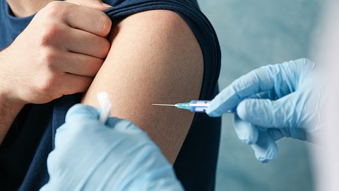 Eine Person wird geimpft - Foto: iStock_AtlasStudio