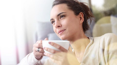 Eine Frau trinkt Tee - Foto: Fotolia