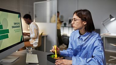 Juge Frau isst bei der Nachtschicht - Foto: iStock/SeventyFour