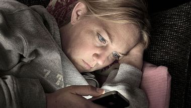 Nachts nicht mit dem Handy schlafen - Foto: Fotolia