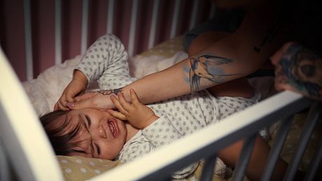 Kind mit Nachtschreck liegt im Bett und weint - Foto: iStock/gpointstudio