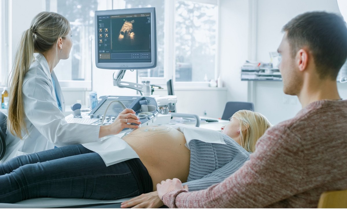 Schwangere mit Partner zur Nackenfaltenuntersuchung beim Ultraschall