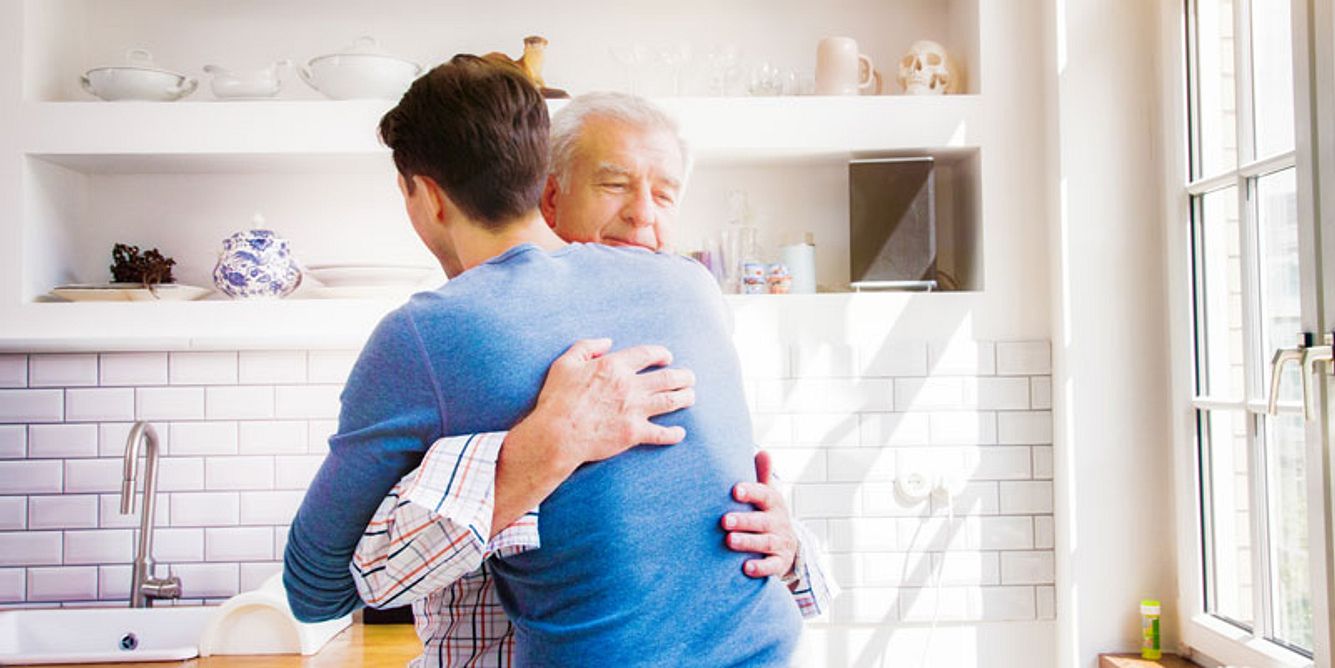 Sohn umarmt Vater