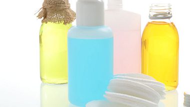 Nagellackentferner entzieht der Haut Feuchtigkeit und kann so brüchige Nägel verursachen