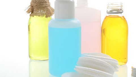 Nagellackentferner entzieht der Haut Feuchtigkeit und kann so brüchige Nägel verursachen