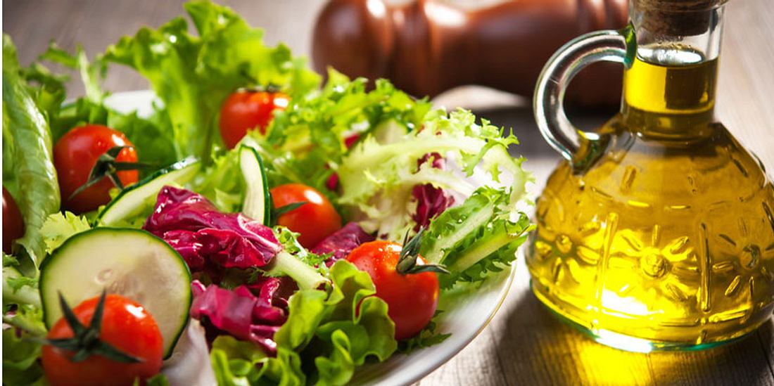 Olivenöl und bunter Salat