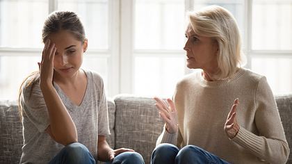 Eine narzisstische Mutter streitet mit ihrer erwachsenen Tochter - Foto: iStock/fizkes