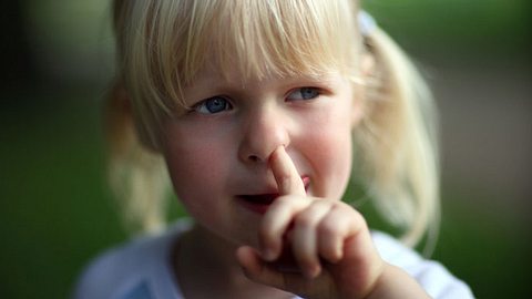 Nasenbluten bei Kindern durch in der Nase bohren - Foto: Fotolia
