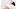 Schwangere Frau sitzt mit Nasenbluten auf dem Sofa - Foto: iStock/comzeal