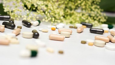 Tabletten liegen auf dem Tisch - Foto: istock/sanjagrujic
