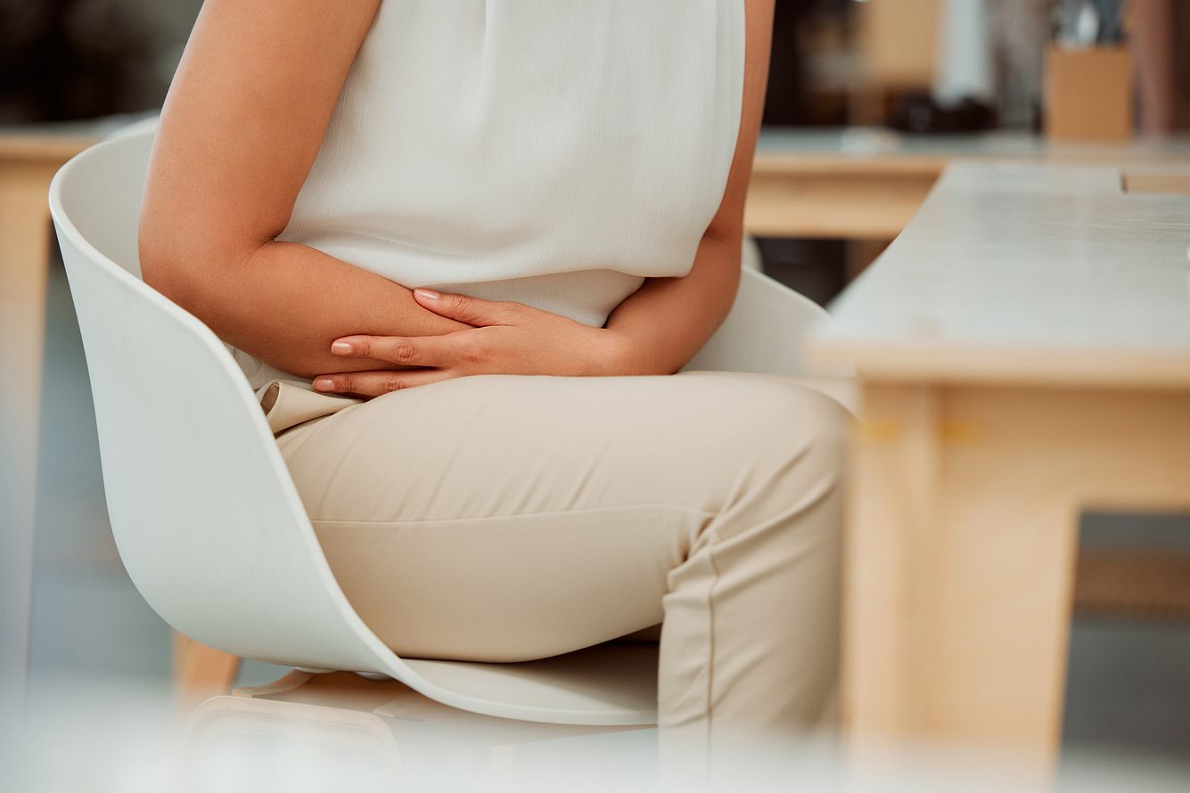 nervoeser-magen Frau mit nervösem Magen hält sich den Bauch