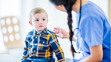 Junge mit Vorhautverengung beim Arzt - Foto: FatCamera