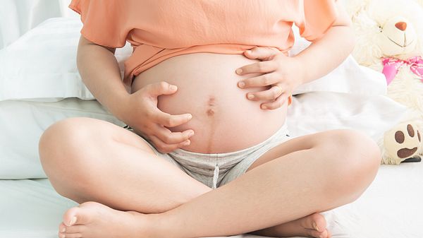 Bauch einer schwangeren Frau - Foto: iStock/Srisakorn