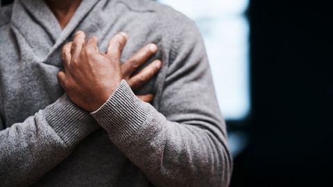 Person fasst sich ans Herz - Foto: Istock/PeopleImages