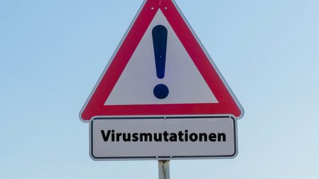 Verkehrsschild mit Ausrufezeichen und Warnhinweis Virusmutationen - Foto: istock/Pusteflower9024