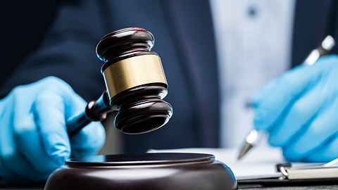 Symbolbild Richter fällt Entscheidung während der Corona-Pandemie - Foto: iStock / AndreyPopov