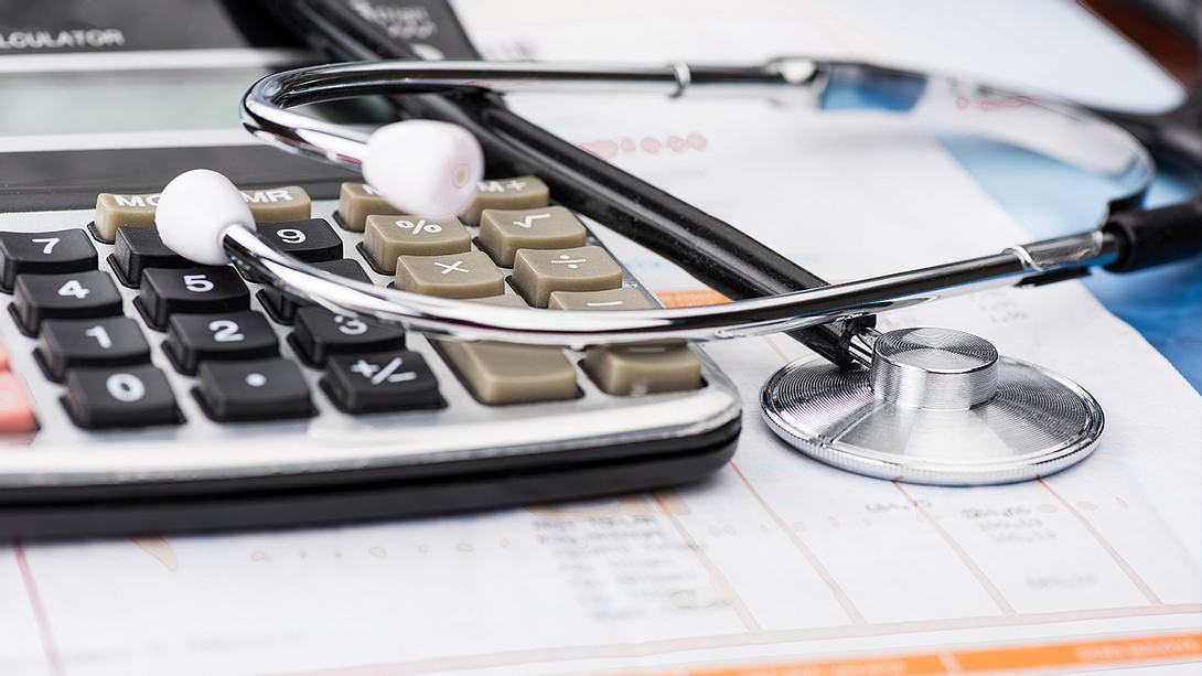 Taschenrechner, Stethoskop und Abrechnung - Foto: Istock/turk_stock_photographer