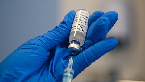 Person zieht Impfspritze mit AstraZeneca auf - Foto: IMAGO/ZUMA Wire