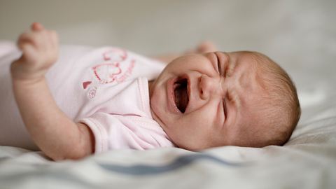 Ein Neugeborenes schreit - Foto: iStock/damircudic