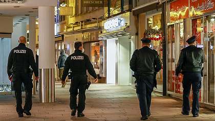 Polizisten auf Streife in der Stadt - Foto: IMAGO_HMB-Media