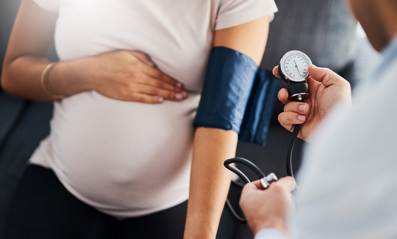 Schwangerer Frau wird der Blutdruck gemessen