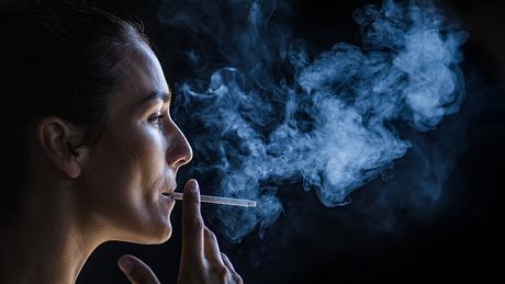 Frau raucht eine Zigarette - Foto: iStock/kynesher