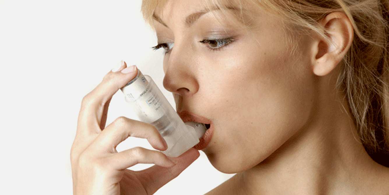 Ein Asthmaanfall kann durch verschiedene Reizstoffe, beispielsweise Straßenstaub hervorgerufen werden – halten Sie deshalb als Asthmatiker möglichst immer ihr Notfallspray bereit