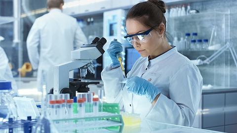 Ärztin im Labor - Foto: iStock/gorodenkoff