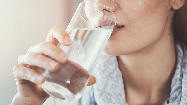 Frau trinkt Wasser aus Glas - Foto: iStock/seb_ra