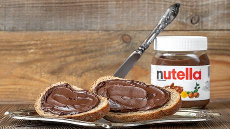 Glas Nutella mit Brot - Foto: IMAGO/Panthermedia