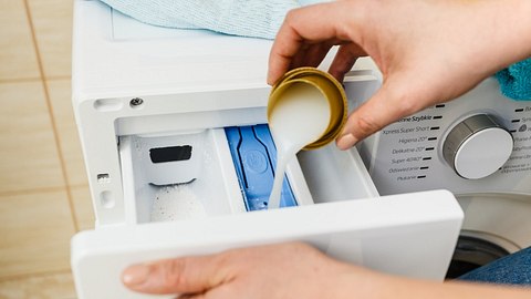 Flüssigwaschmittel wird in die Waschmaschine gefüllt - Foto: istock_Anetlanda