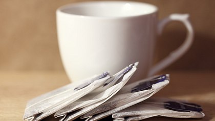 Eine Teetasse und ein paar Teebeutel - Foto: iStock_Savushkin