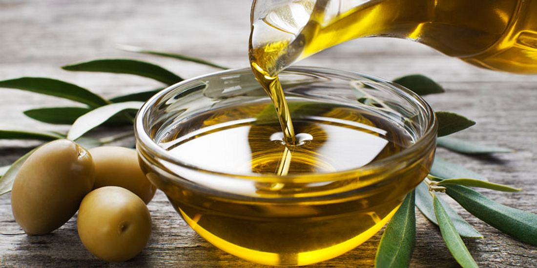 Olivenöl wird in eine Schüssel gegeben