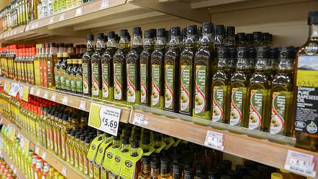 Verschiedene Olivenöle im Regal - Foto: IMAGO/Newscast