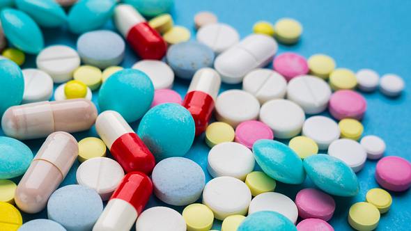 verschiedene Medikamente und Pillen - Foto: iStock/dturphoto