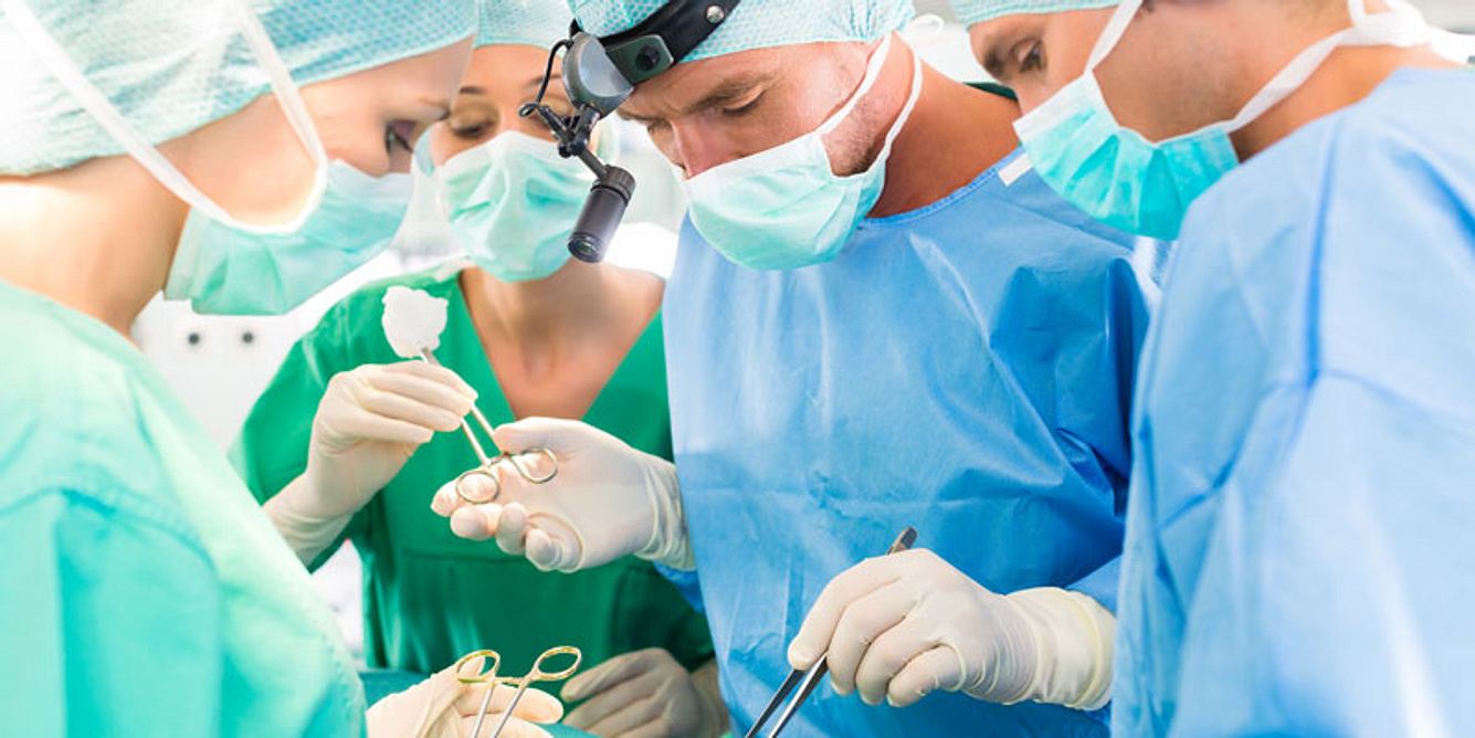 Chirurgen bei einer Operation