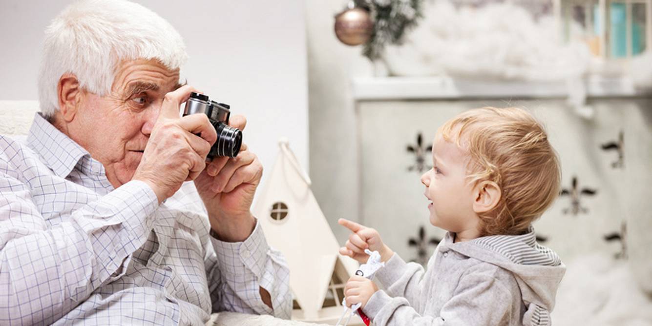 Opa macht Foto von Enkel