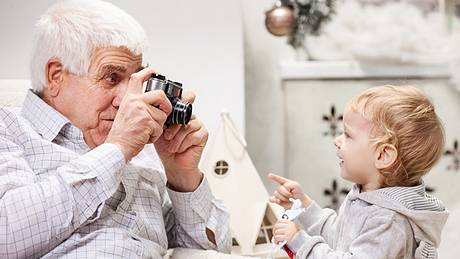 Opa macht Foto von Enkel - Foto: Fotolia