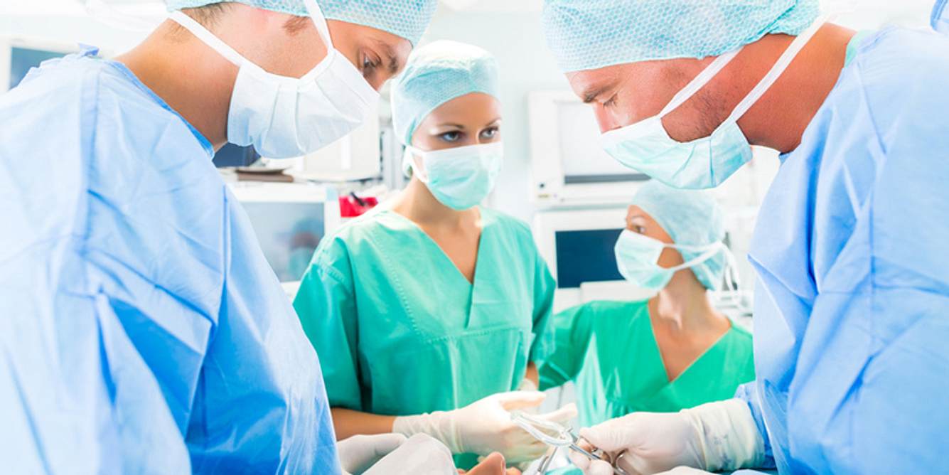 Ärzte bei einer Operation
