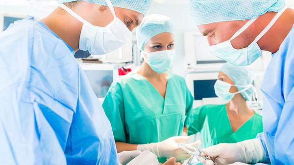 Ärzte bei einer Operation - Foto: Fotolia