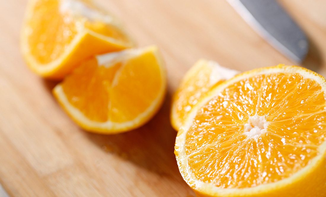 Orange in Stücke geschnitten