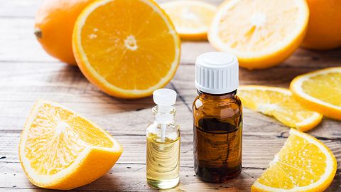 Orangen und Flasche mit Orangenöl - Foto: istock/derketta